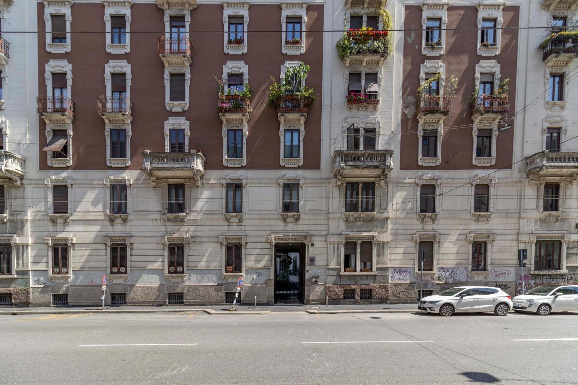 Stradivarius House - Carozzi Apartments Milan Bagian luar foto